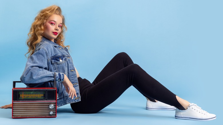 '80s style denim jacket look