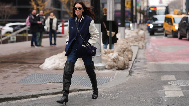 A woman walking the streets of New York in skinny jeans