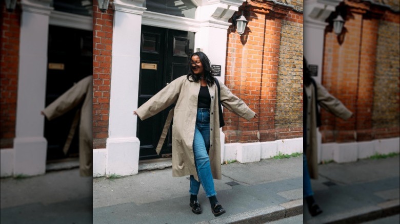 Woman in skinny jeans posing