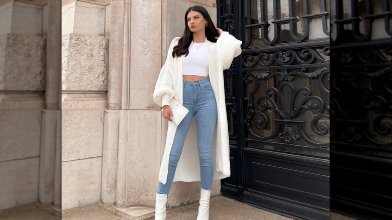 Girl wearing a skinny jeans outfit.