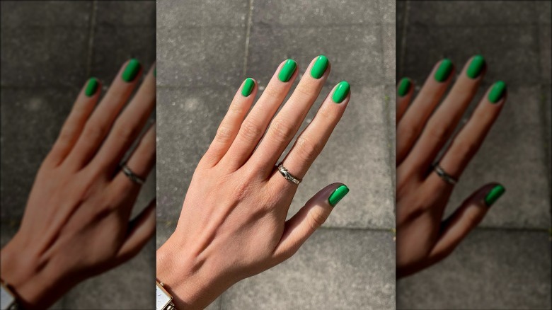 green nails