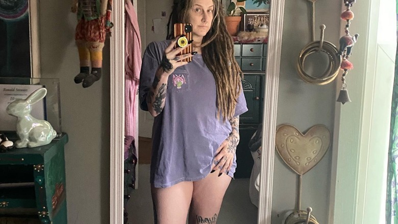 oversized T-shirt mirror selfie