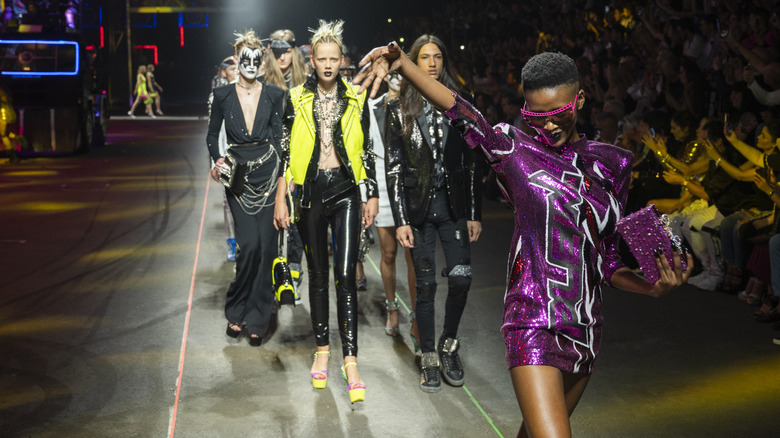 '80s-inspired fashion runway