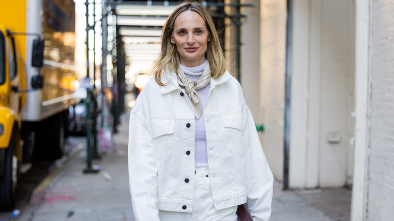 cream-colored neck scarf with a white jean ensemble