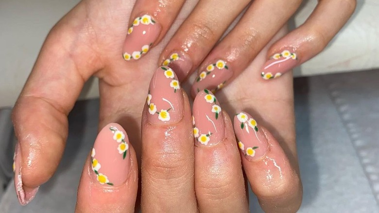 daisy nail art