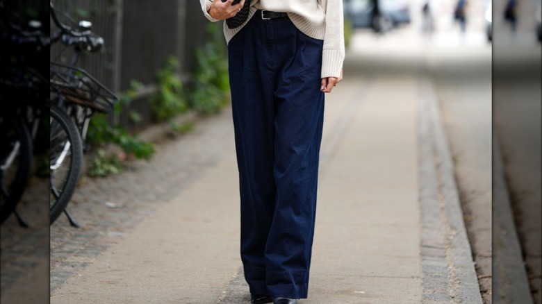 woman wearing pleated jeans