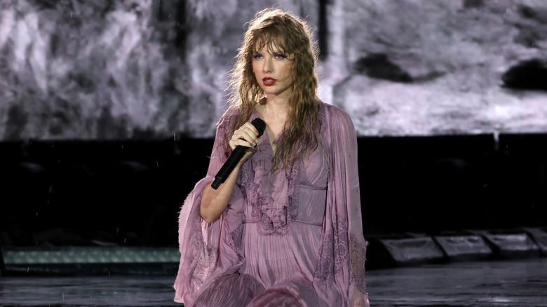 taylor swift performing