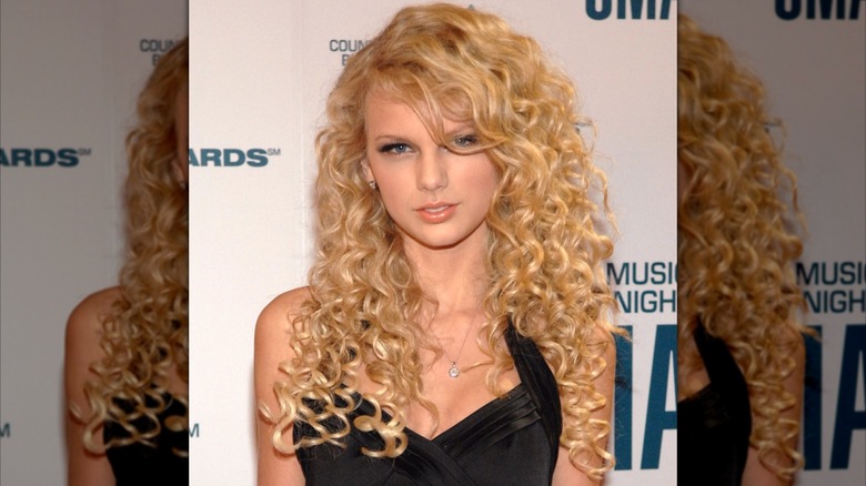 Taylor Swift at the 2006 CMA Awards red carpet.