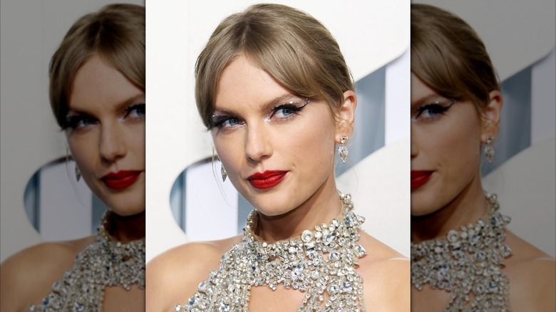 Taylor Swift at the 2022 MTV Video Music Awards red carpet.