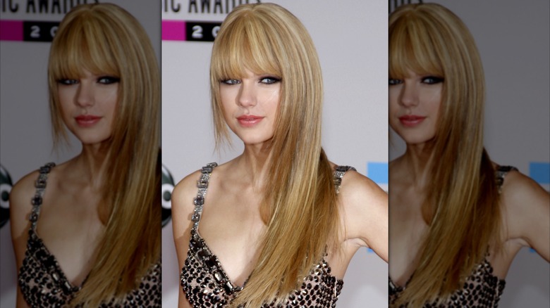Taylor Swift at the 2010 American Music Awards red carpet.