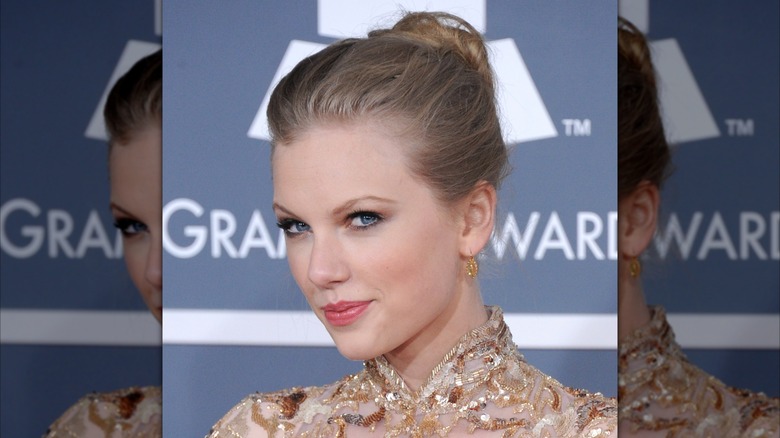 Taylor Swift at the 2012 Grammy Awards red carpet.