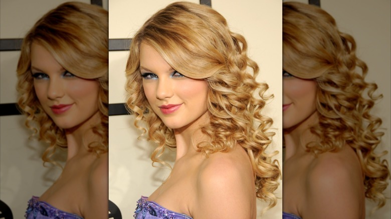Taylor Swift at the 2008 Grammy Awards red carpet.