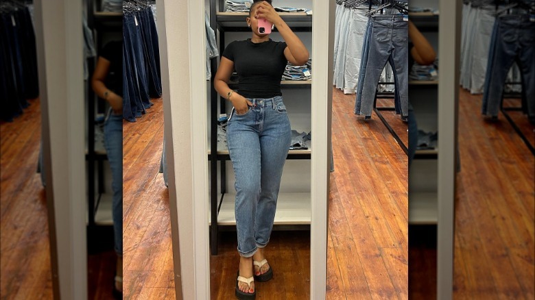 mom jeans and flip flops