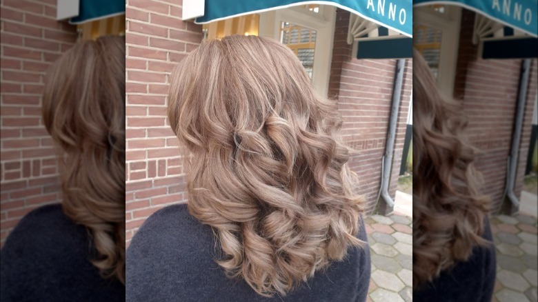 Woman models brond balayage 