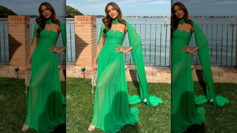 Jessica Alba in a green dress before heading to the Sánchez-Bezos wedding