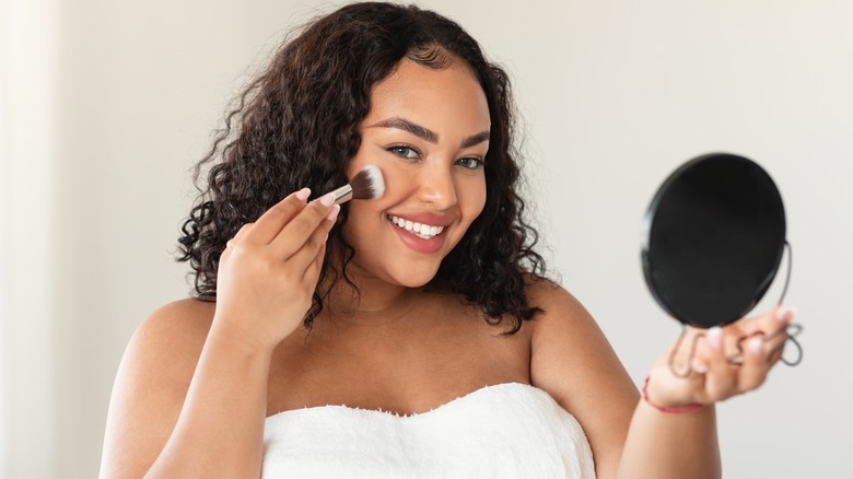 woman using setting powder
