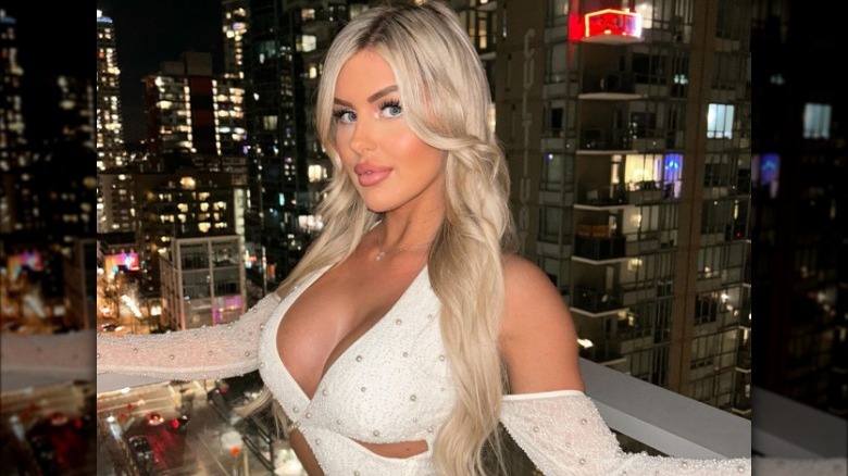 Woman with white dress and white eyeliner