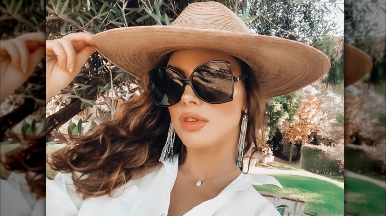 Woman with big sunhat and glasses