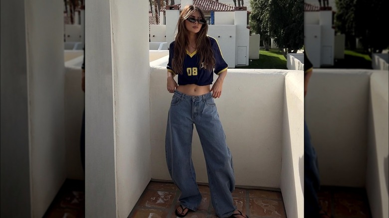 Barrel jeans with flip-flops