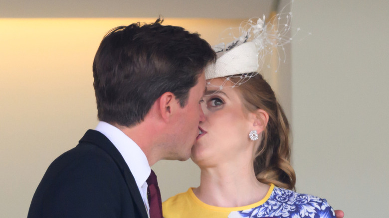 Edoardo Mapelli Mozzi and Princess Beatrice kissing
