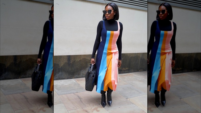 Woman carrying a fendi bag.