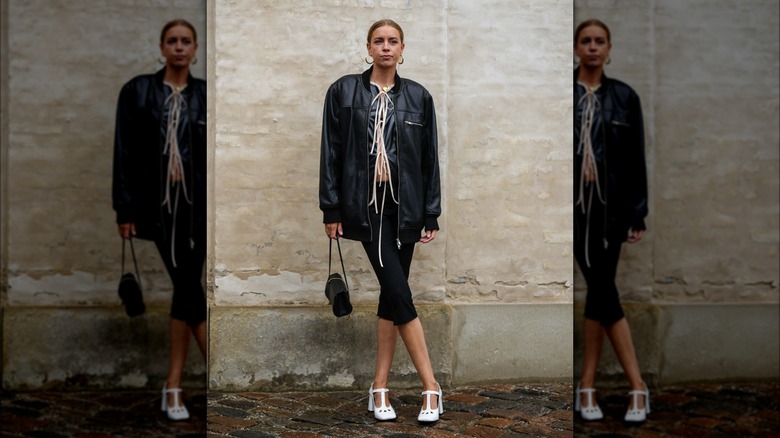 woman wearing a capri pants outfit