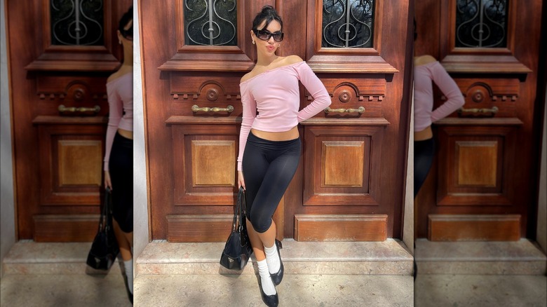 woman wearing black capri pants