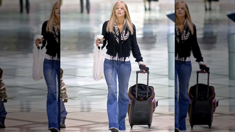 Elin Nordegren dragging a suitcase in 2011