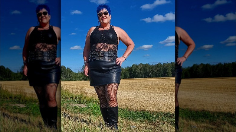 Mature woman in black leather miniskirt 