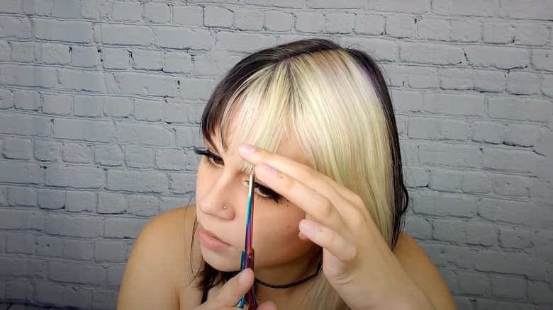 girl point cutting bangs