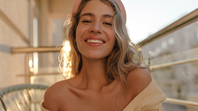 Woman with bronzer on collarbones