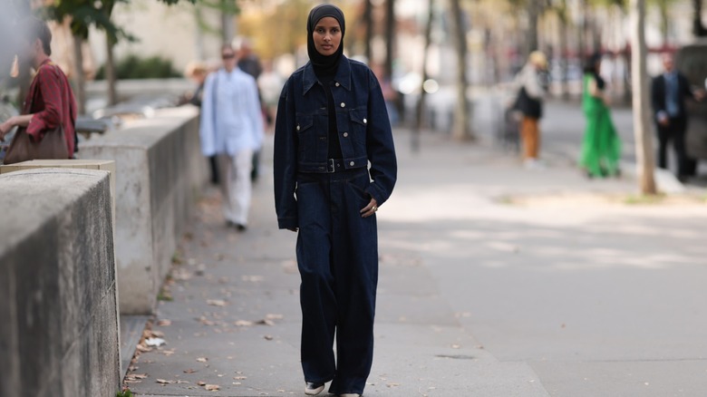 woman wearing dark baggy jeans