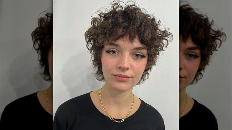 Girl wearing a curled lop hairstyle