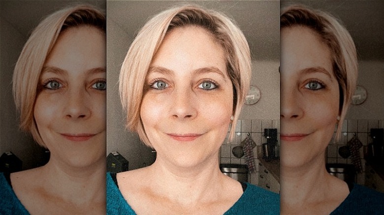 Woman with blond micro-bob