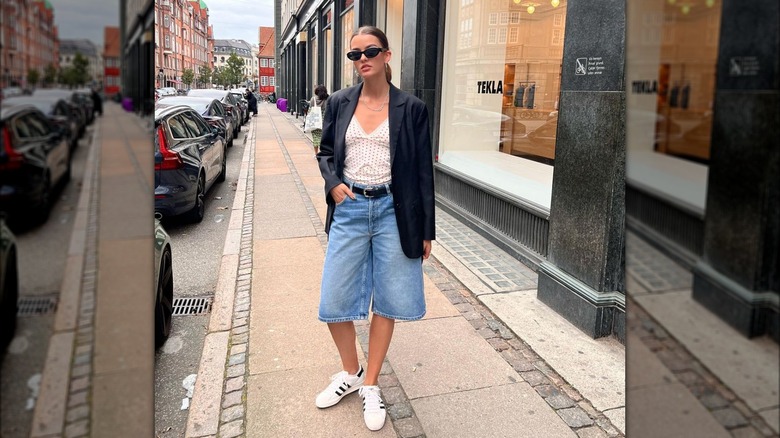 White sneakers with long jorts