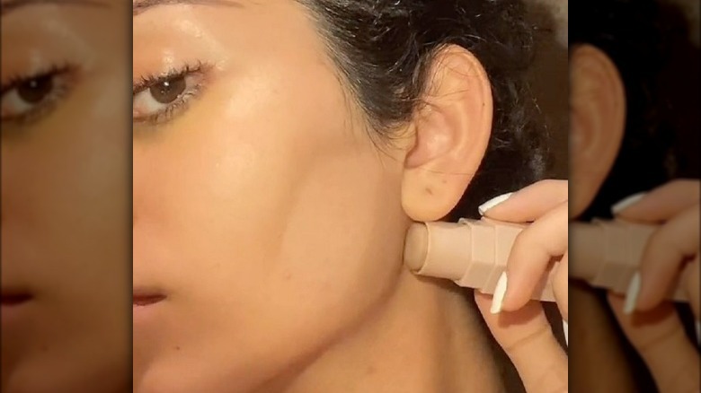 Influencer doing a contour tutorial