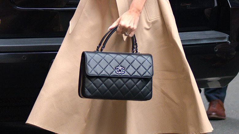 Melania Trump carrying her jumbo Chanel Kelly bag