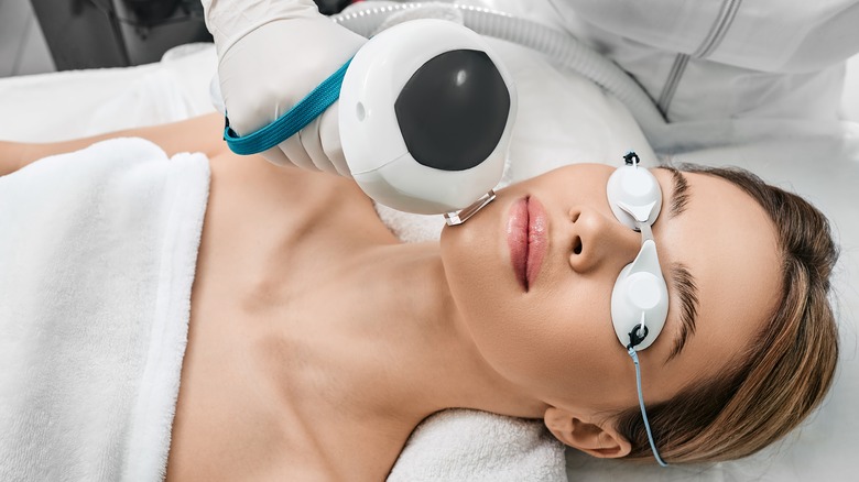 Skin therapy device on face