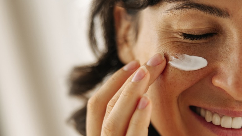 Model applying cream