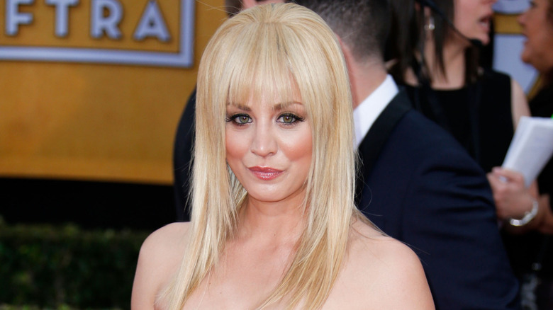 Kaley Cuoco wearing faux bangs in her straight hair to the 2013 Screen Actors Guild Awards