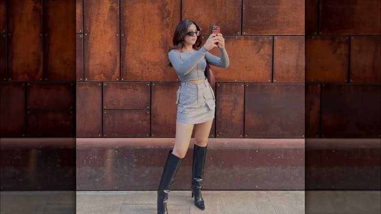 Woman wearing greige cargo miniskirt