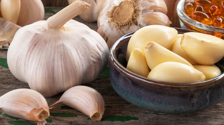 Raw peeled garlic