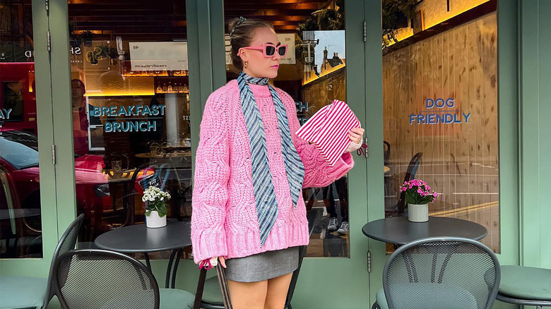 Pink sweater gray striped thin scarf