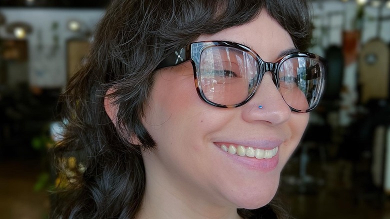 Woman with shullet and glasses