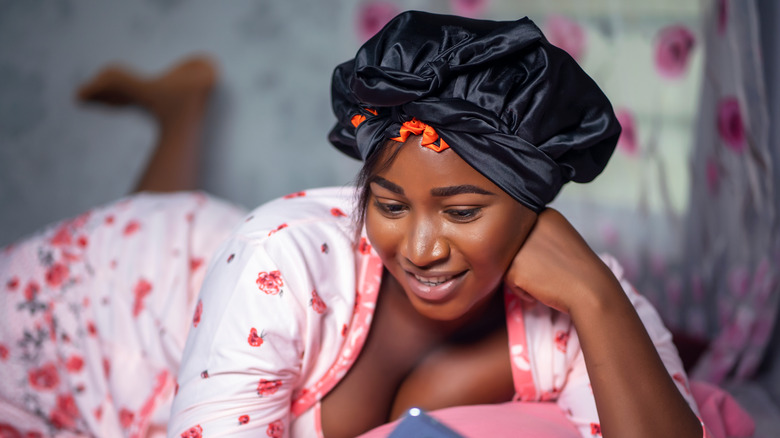 woman wearing bonnet