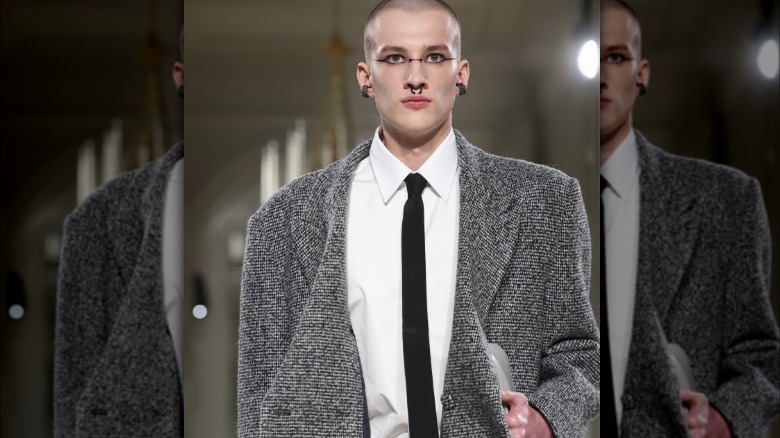 A model in a skinny tie