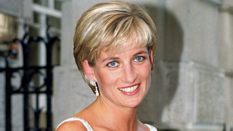 Princess Diana photographed smiling with pendant earrings in the '90s.