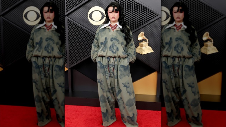 Lola Young attends the 2026 Grammys red carpet in a sweatsuit
