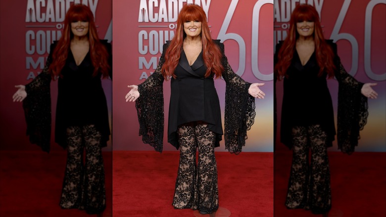 Wynonna Judd's wearing a poorly combined black outfit at the May 2025 ACMs