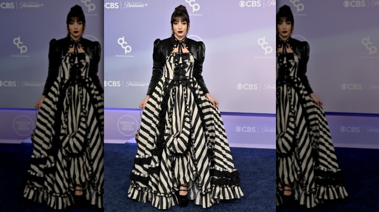 Kelsi Davies arrives at the AMAs in a black and white dress